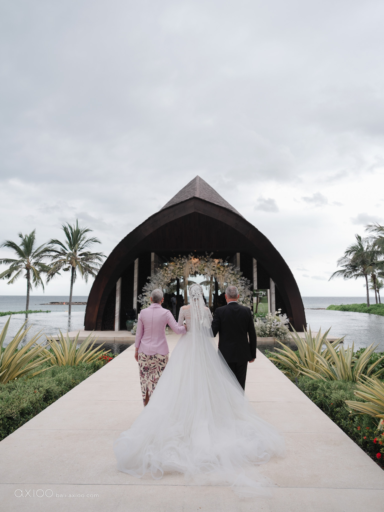 Axioo: Beyond The Spotlight